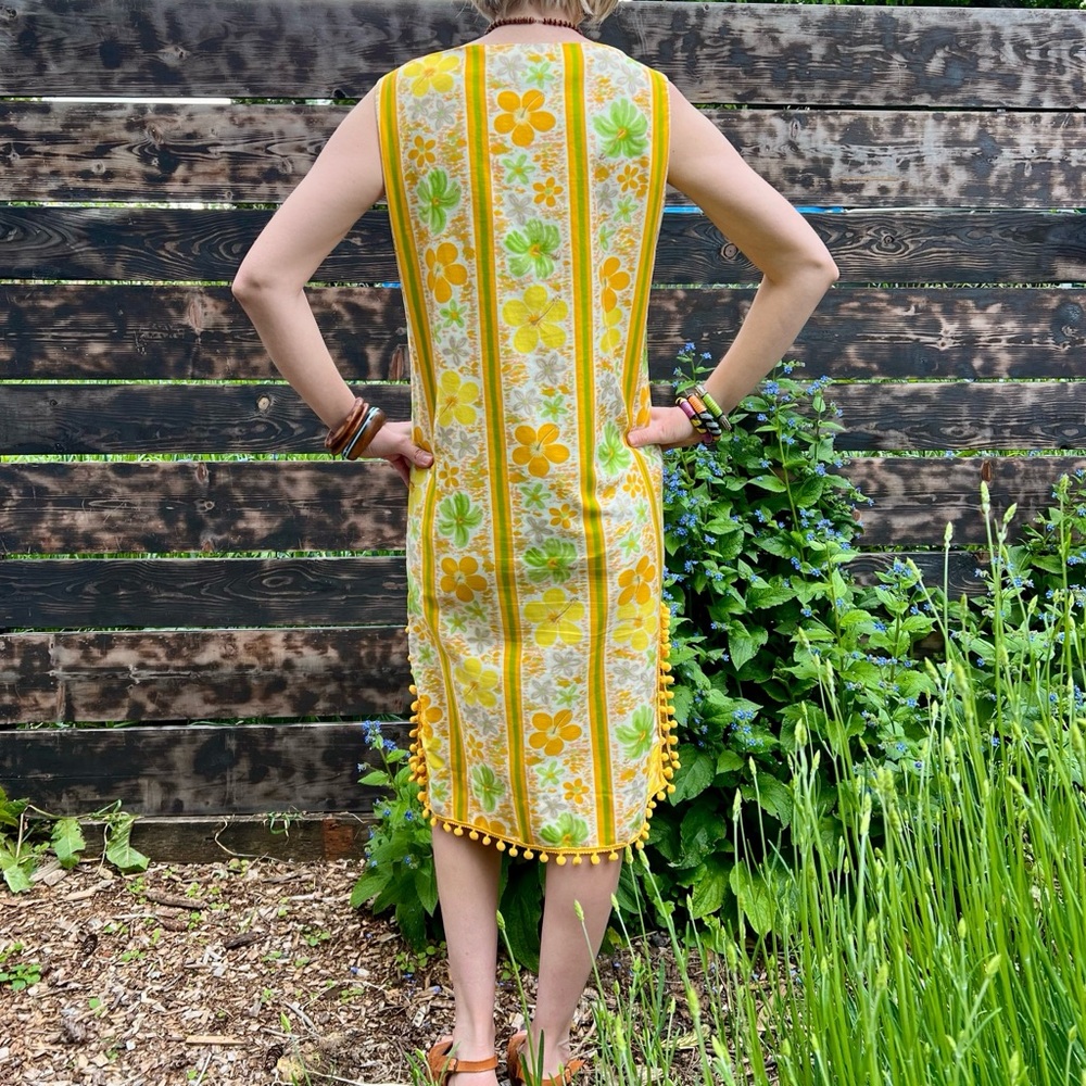 60s Hawaiian Tiki Dress w/ Pompom Trim - Picture 8 of 9